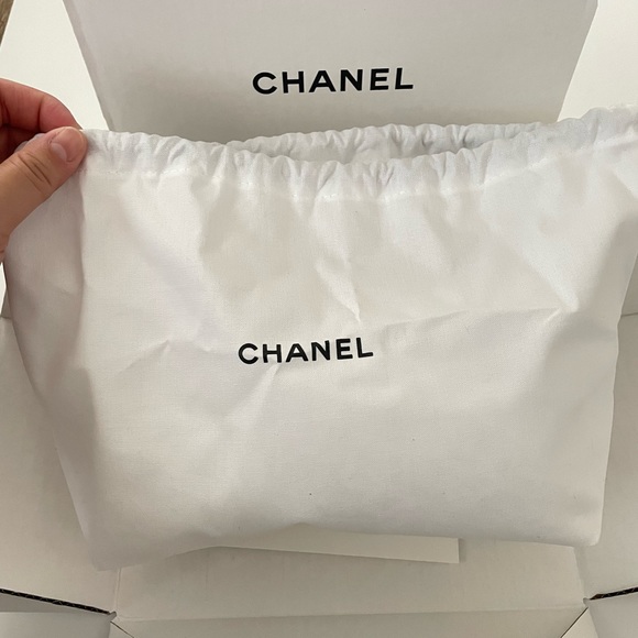 CHANEL Ballerina Pink Codes Coleur
Compact Makeup Mirror - Picture 5 of 8